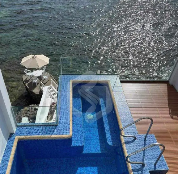 beachfront house rooftop pool